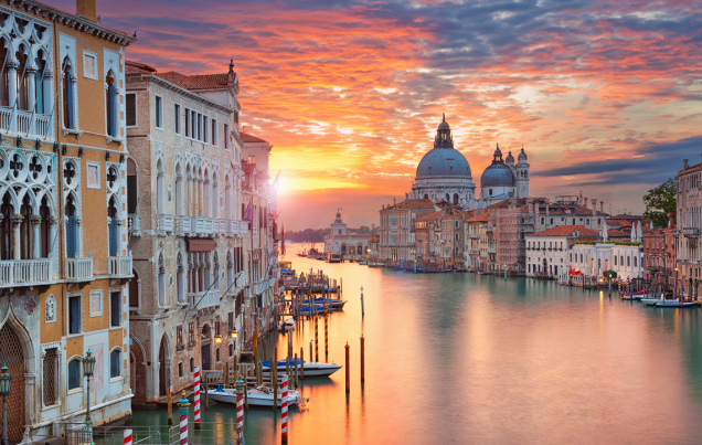 Paseo en góndola por los canales y el Puente de los Suspiros